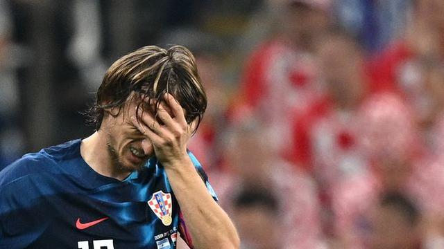  尼斯主帅赛后炮轰裁判，争议判罚引发舆论风波  